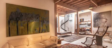 エリート ヴィラ | リビング エリア | 40 インチのスマートテレビ (ケーブル放送視聴可)