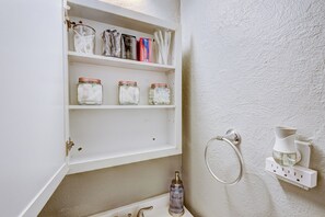 Interior - Quiet Escape, dwntwn vibe, business destination,  reunion, whatever you chose (houston)