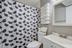 Secador de pelo, toallas, jabón y champú