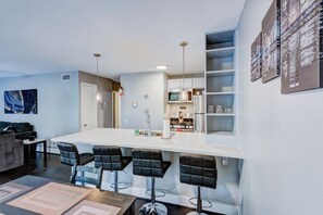 Interior - Quiet Escape, dwntwn vibe, business destination,  reunion, whatever you chose (houston)