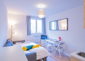 Fer et planche à repasser, lit parapluie, Wi-Fi, draps fournis