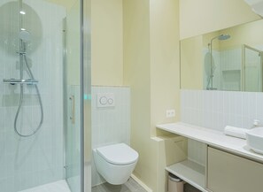 Een douche, een haardroger, handdoeken