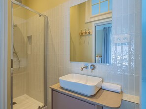 Een douche, een haardroger, handdoeken