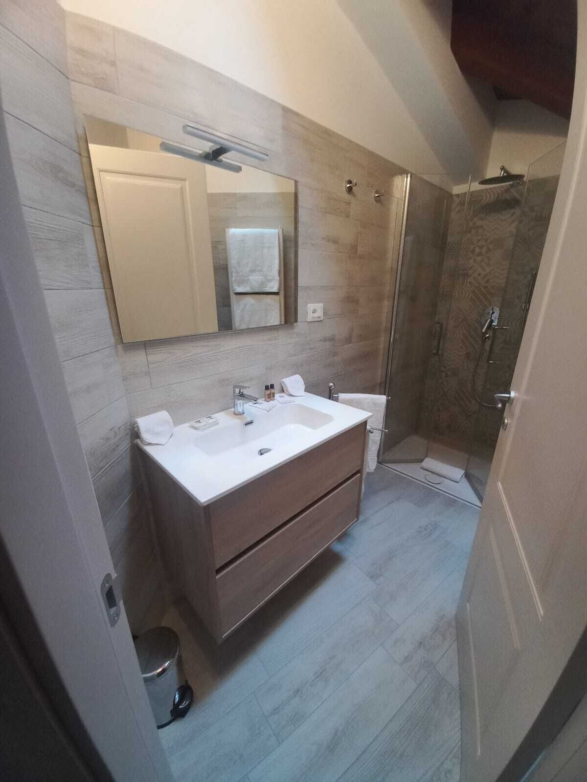 Douche, sèche-cheveux, serviettes fournies, savon