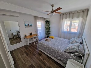 2 chambres, bureau, fer et planche à repasser, lit de bébé portatif