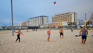Sulla spiaggia, lettini da mare, teli da spiaggia