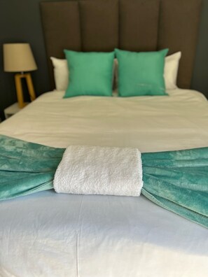 1 bedroom, iron/ironing board, WiFi, bed sheets - Morningside Sandton Hideaway (Sandton)