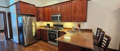 Micro-ondas, lava-louças, torradeira, mesas de jantar