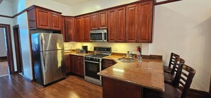 Mikrowelle, Geschirrspüler, Toaster, Esstisch