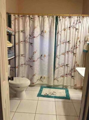 Handtücher, Seife, Toilettenpapier