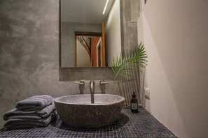 Haartrockner, Handtücher, Seife, Shampoo