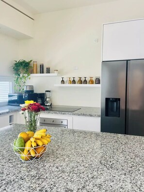 Refrigerador, microondas, horno y cafetera y tetera 