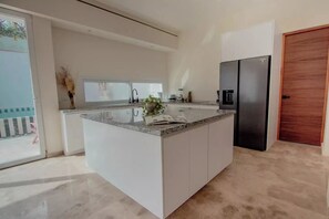 Refrigerador, microondas, horno y cafetera y tetera 