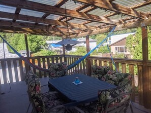 Outdoor dining - Tahsis Home on River's Edge (Tahsis)