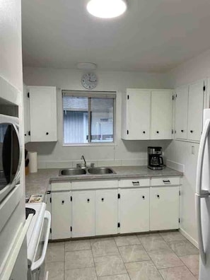 Fridge, microwave, oven, cookware/dishes/utensils - Tahsis Home on River's Edge (Tahsis)