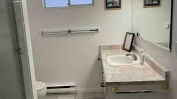 Serviettes fournies, papier toilette