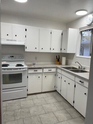 Fridge, microwave, oven, cookware/dishes/utensils - Tahsis Home on River's Edge (Tahsis)