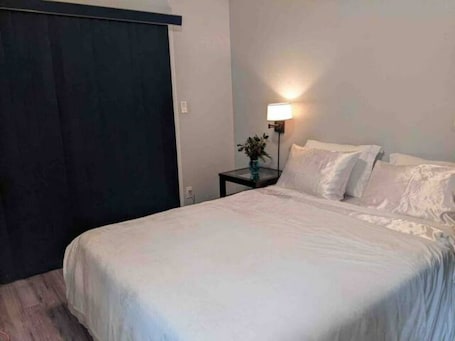 3 bedrooms, WiFi, bed sheets. Tahsis Home on River's Edge