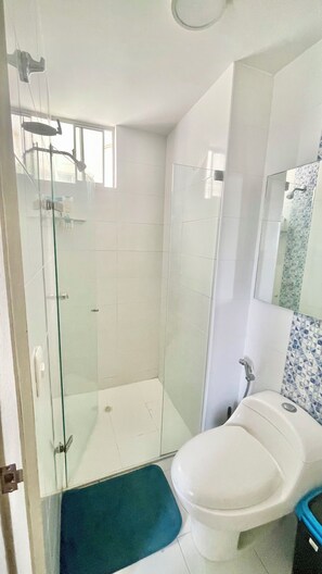 Secador de pelo, bidé, toallas y jabón