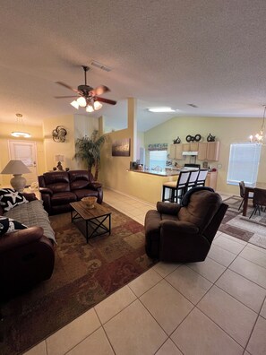 Smart TV - Minutes to Disney Private Pool & Spa Family-Friendly 4BR Retreat Fenced Yard (Kissimmee)