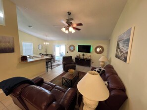 Smart TV - Minutes to Disney Private Pool & Spa Family-Friendly 4BR Retreat Fenced Yard (Kissimmee)