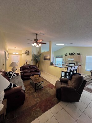 Smart TV - Minutes to Disney Private Pool & Spa Family-Friendly 4BR Retreat Fenced Yard (Kissimmee)