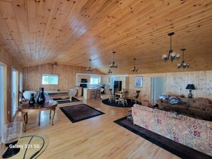 Living area - Taj Mahal, Georgian Bay cottage (Penetanguishene)