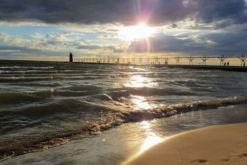 Perfect for Family Vacation Sleeps 22 Hot Tub Private Back Yard Dog Friendly