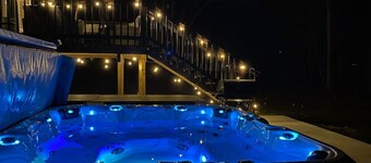 Perfect for Family Vacation Sleeps 22 Hot Tub Private Back Yard Dog Friendly