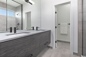 تجهيزات دش، مجففات شعر، مناشف، صابون