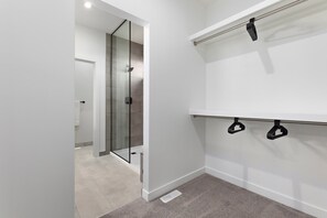Douche, sèche-cheveux, serviettes fournies, savon