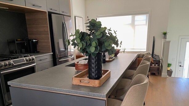 Wasserkocher mit Kaffee-/Teezubehör, Kühlschrank, Mikrowelle, Ofen