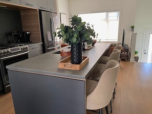 Frigorífico, microondas, horno y placa de cocina