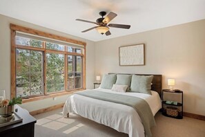 2 Schlafzimmer, Schreibtisch, Bügeleisen/Bügelbrett, kostenloses WLAN