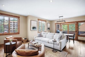 Smart-TV, Kamin, Bücher, Stereoanlage