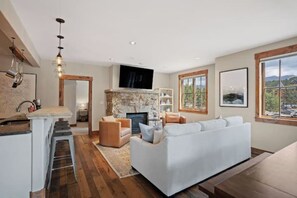 Smart-TV, Kamin, Bücher, Stereoanlage