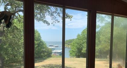 Lakeside Country Cabin with private dock!