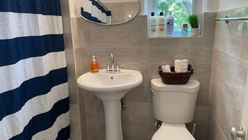 Haartrockner, Handtücher, Seife, Shampoo