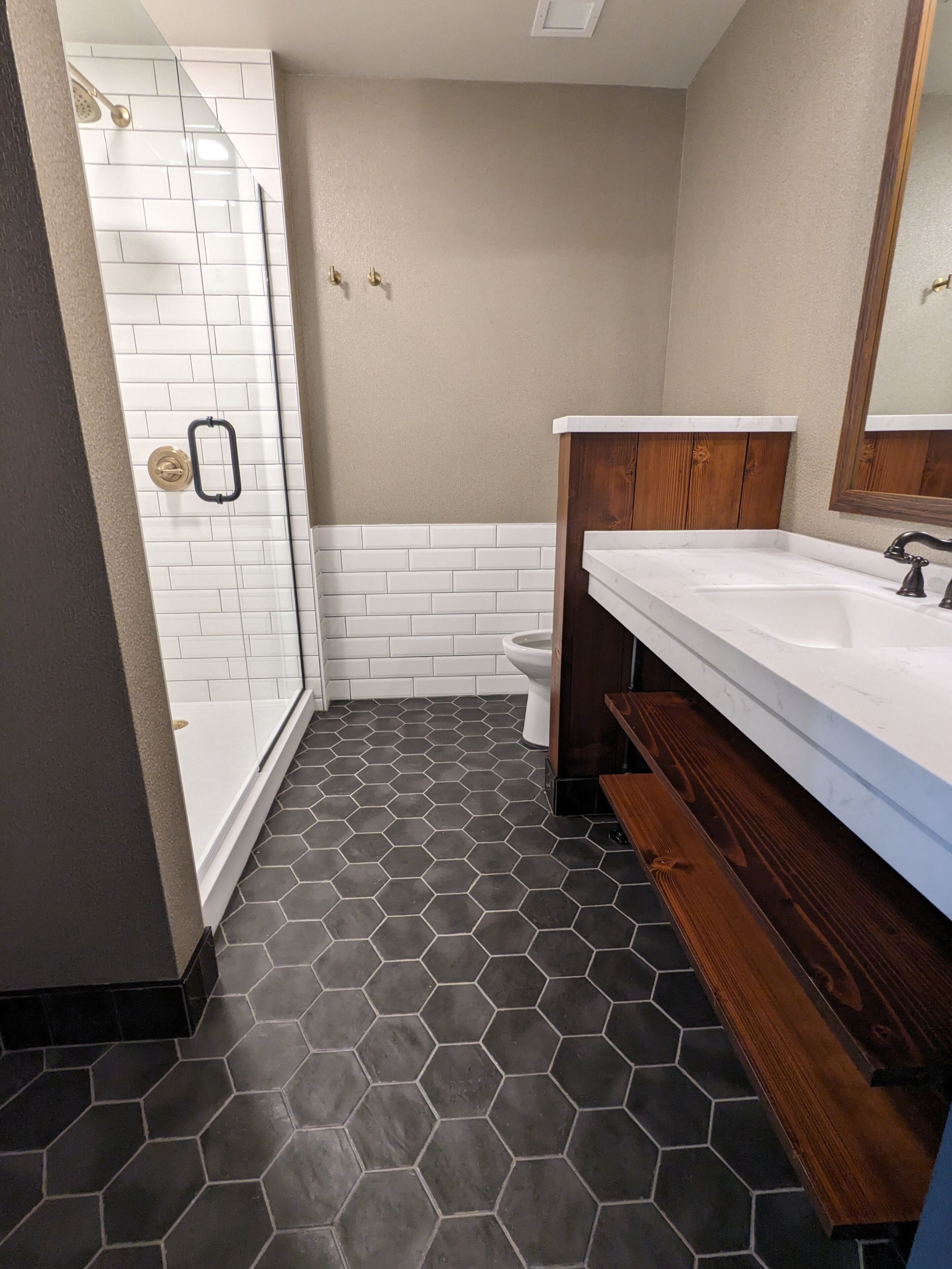 Un baño con ducha, inodoro y lavamanos.