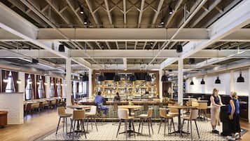 Petit déjeuner et déjeuner servis sur place