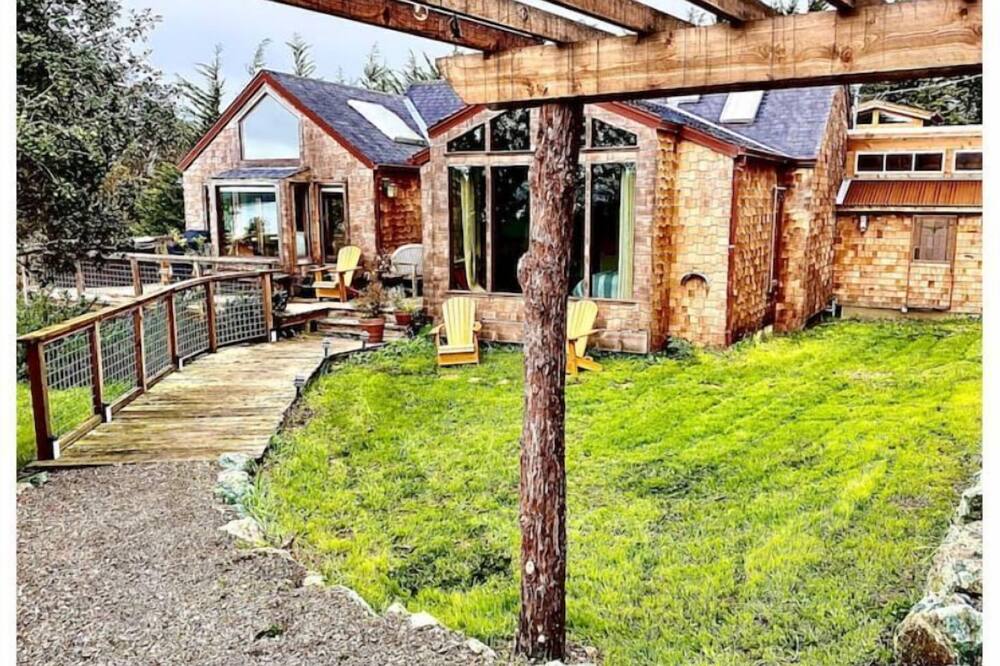 Artistic farmhouse with outdoor hot tub overlooking Tomales Bay