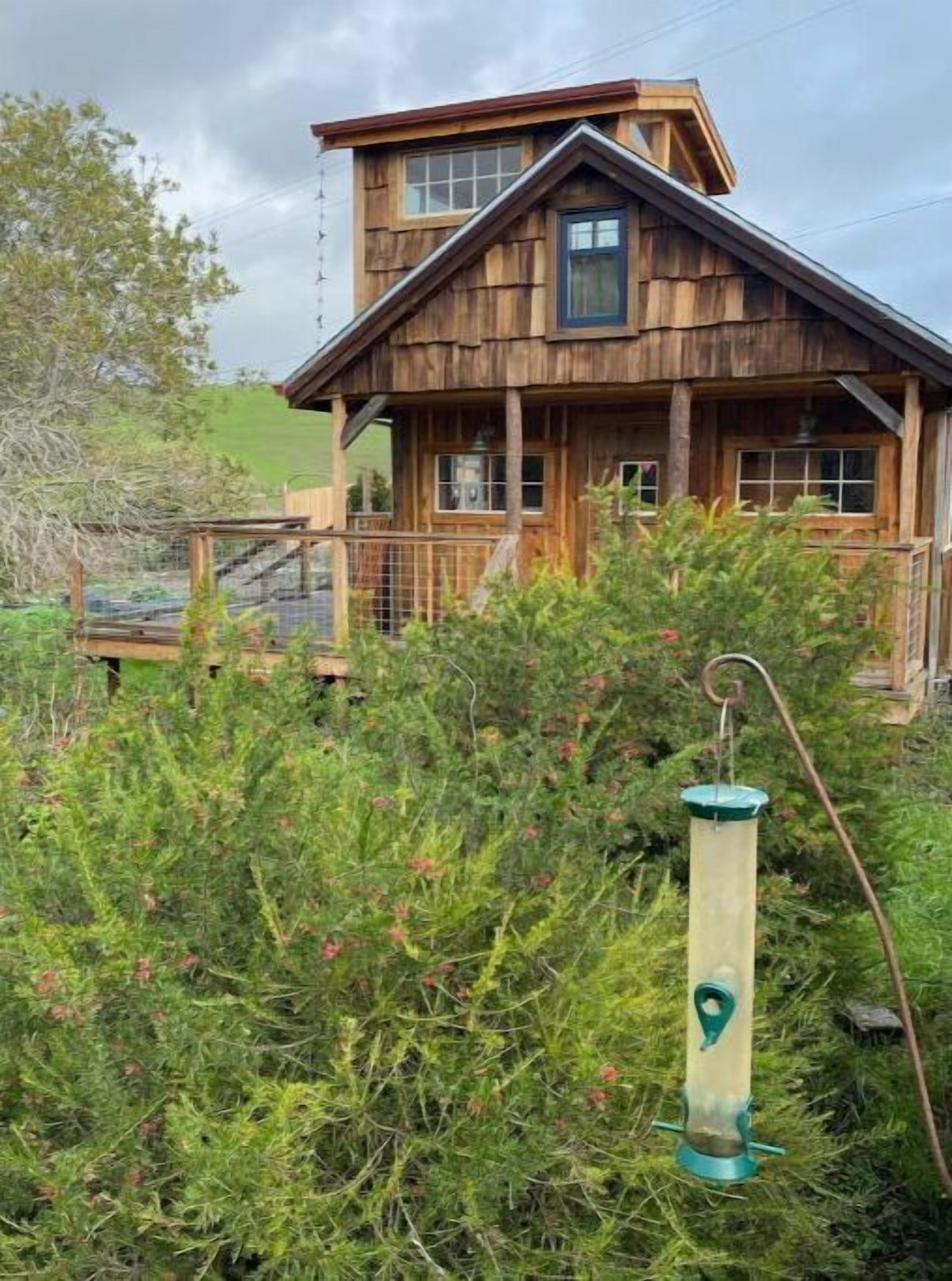 Romantic Garden Cottage with private outdoor hot tub