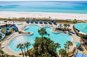 Een resort met meerdere zwembaden, toegang tot het strand en comfortabele loungeruimtes.