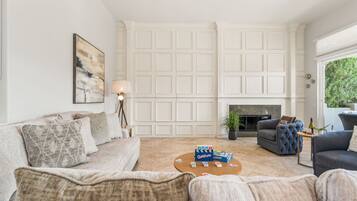 บ้านพัก | ห้องนั่งเล่น | สมาร์ททีวี 65 นิ้ว พร้อมช่องดาวเทียม, เตาผิง, Netflix