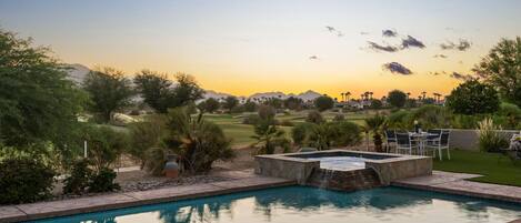 Piscine extérieure, parasols, chaises longues
