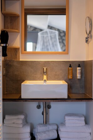 Hårføner, håndklær, såpe og toalettpapir