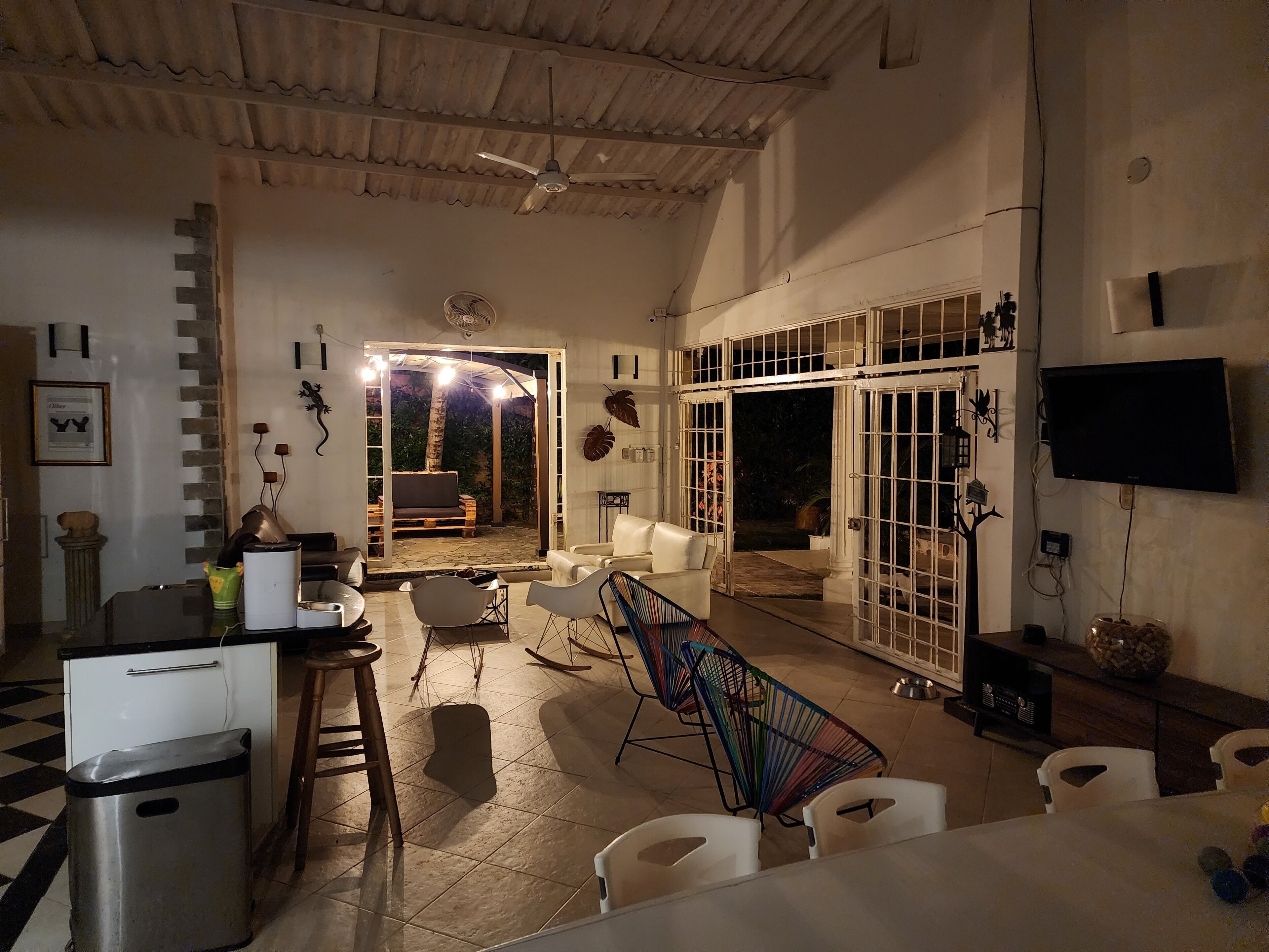 تلفزيون بحجم 32-بوصة يعرض قنوات تلفزيونية باشتراك مدفوع، مشغل دي في دي