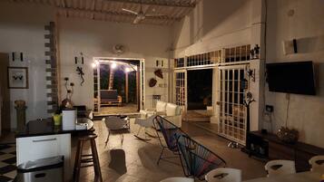 Télévision de 32 pouces avec chaßnes par cùble, lecteur de DVD