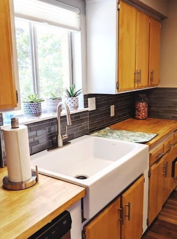 Fridge, microwave, oven, stovetop - Relax and Rejuvenate at Gate City Getaway (Pocatello)