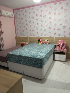 4 bedrooms, iron/ironing board, WiFi, bed sheets